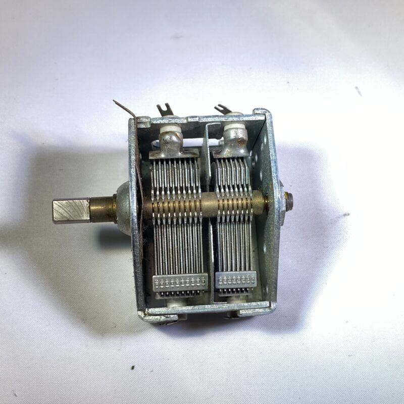 Variable capacitor 2 sections 264pF + 266pF left side axle